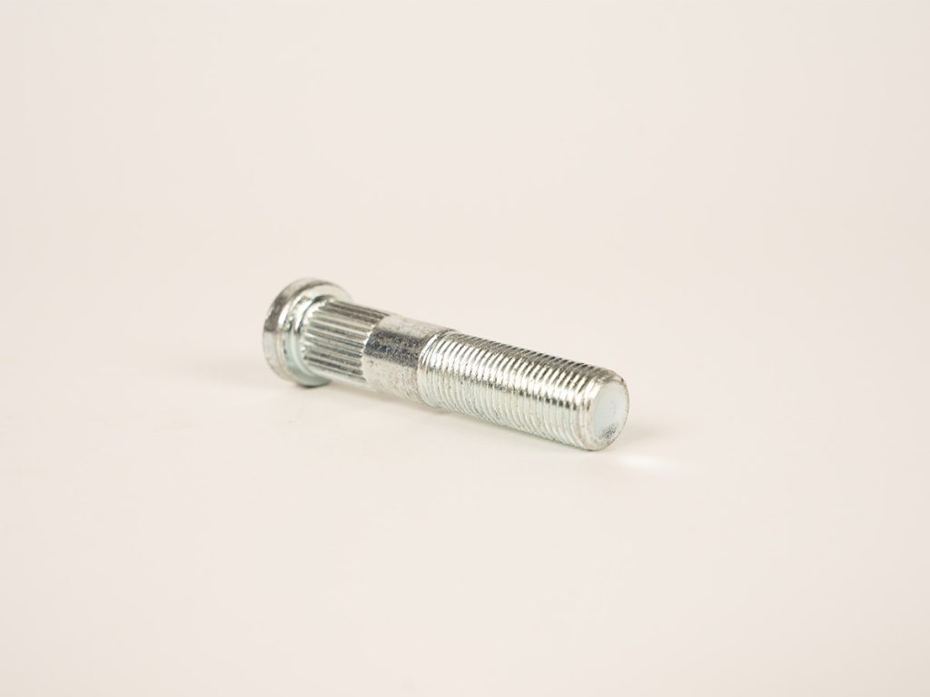 Drive-in wheel studs with right-hand thread for trailer wheel hub replacement