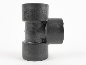 Black Schedule 80 polypropylene 1" FNPT threaded tee pipe fitting.